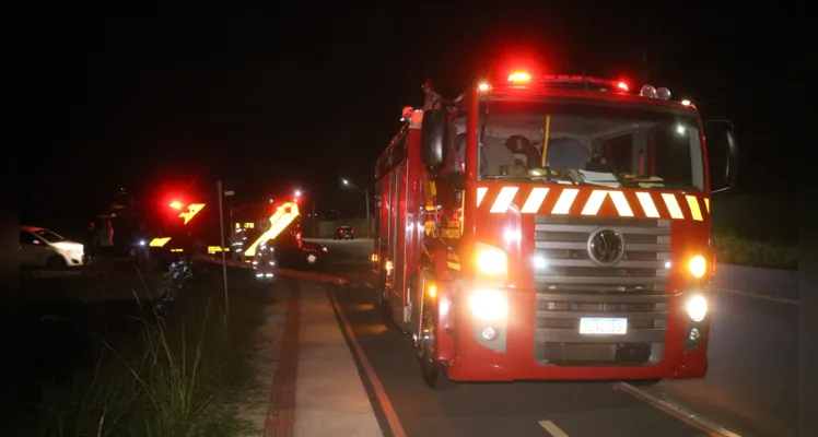 Veículo Auto Bomba Tanque Resgate, dos Bombeiros, participou da operação.