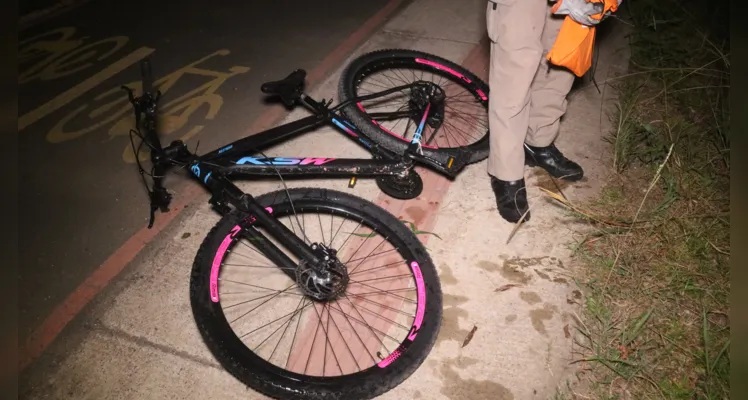 Bicicleta acabou caindo no córrego, na região do Lago de Olarias.