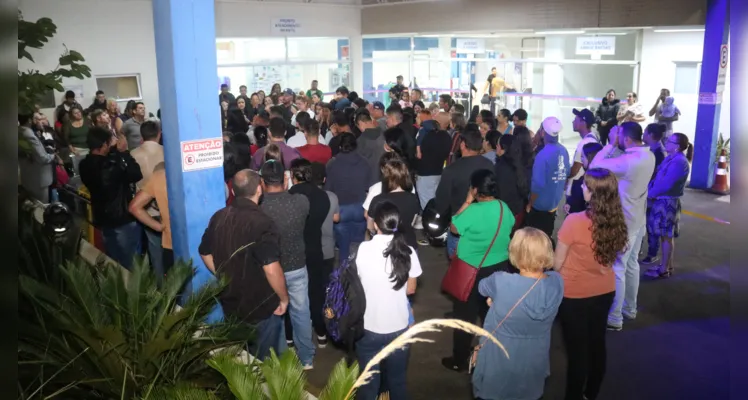 Pessoas se reuniram no Hospital da Criança, na noite desta terça-feira (23).