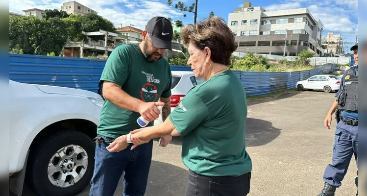 Prefeita de Ponta Grossa, Elizabeth Schmidt, em ações contra a dengue.