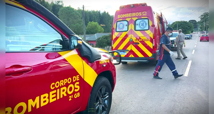 Equipes do Corpo de Bombeiros foram acionadas para a ocorrência.