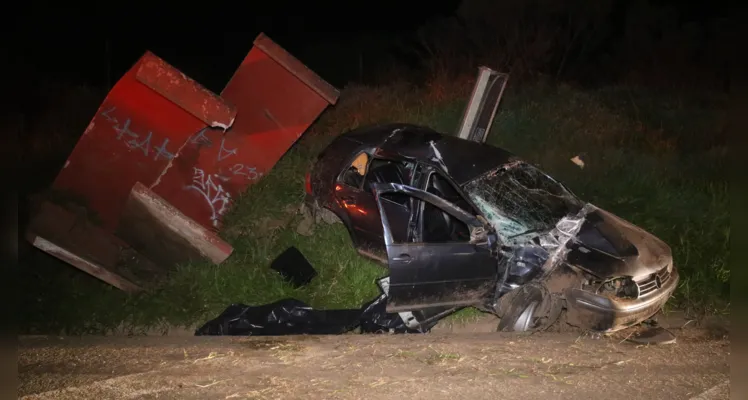 Acidente aconteceu na madrugada desta segunda-feira (08) 