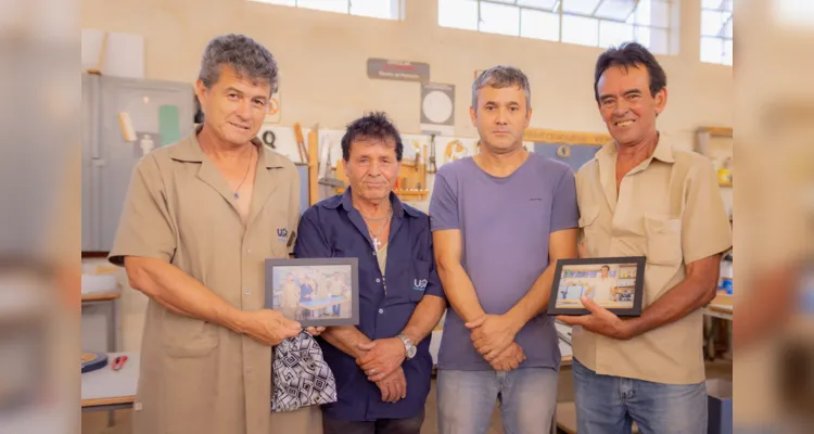 Duas fotografias foram entregues e irão enfeitar o espaço de trabalho dos servidores.