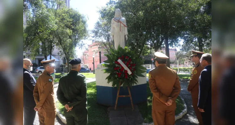 Coroa de flores foi depositada junto à estátua de Tiradentes.