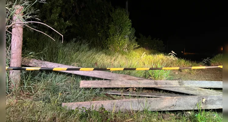 Corpo da vítima foi localizado caído num matagal.