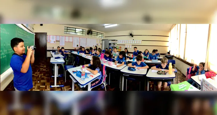 O contato com diversos objetos antigos fez a alegria da turma e aumentou a motivação dos alunos com o estudo da temática.