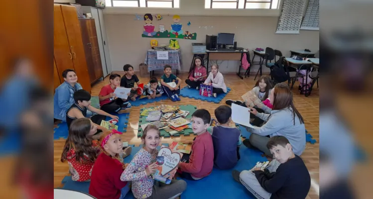 Datas comemorativas, teatro de texto escolhido e leitura para colegas menores foram alvos da classe durante o trabalho