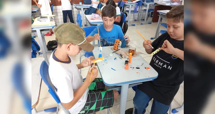 Estudantes puderam mostrar suas produções após diversificado trabalho em sala de aula.