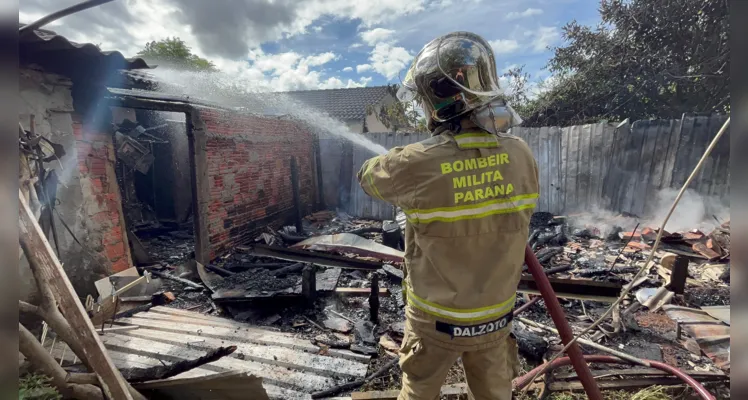 Fundo da casa foi totalmente destruído pelo fogo.