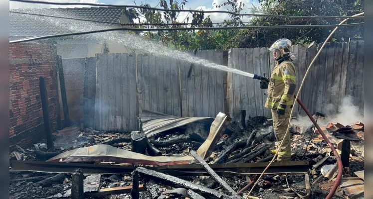 Bombeiros utilizaram jatos de água para apagar as chamas.