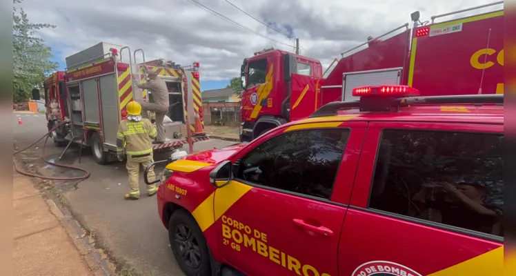 Caminhão Auto Bomba Tanque Resgate (ABTR) auxiliou combate às chamas.