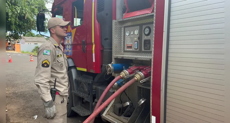 Caminhão Auto Bomba Tanque Resgate (ABTR) auxiliou combate às chamas.