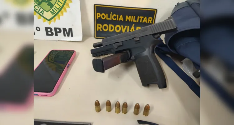 Pistola estava com o assaltante no momento em que foi detido |