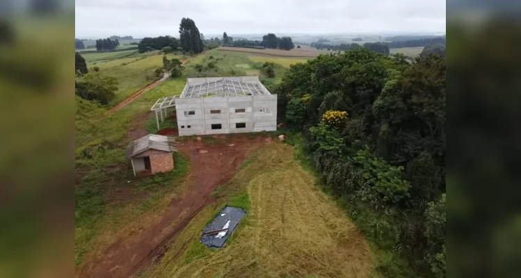 Estão sendo reformados e construídos novos espaços comunitários, como quiosques, espaço de Saúde Popular, banheiros e também o novo barracão da cooperativa.