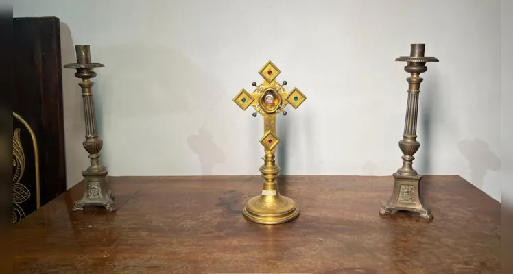Acervo tem lasca do fêmur de Nossa Senhora Sant'Ana.