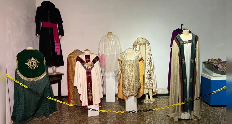 Roupas e vestes utilizadas durante as celebrações.