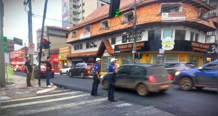 Agentes de trânsito estão no local fazendo as orientações aos motoristas.