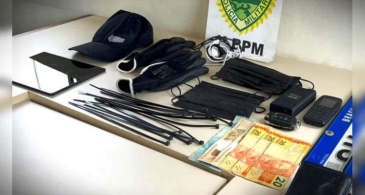 Alguns objetos foram apreendidos pela Polícia Militar.