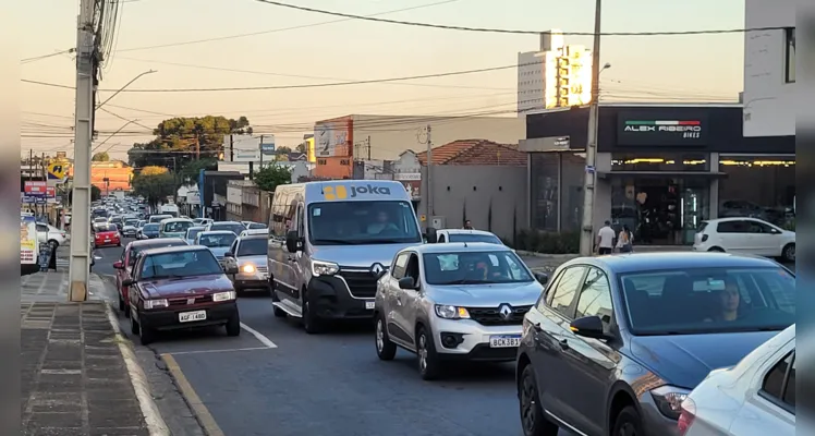 Trânsito intenso é registrado na região de Oficinas.