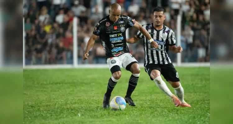 O jogo foi truncado, com muitas faltas marcadas e poucas chances para as duas equipes.