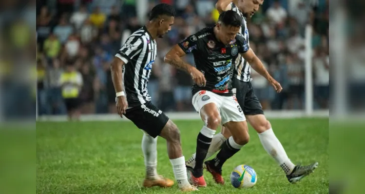 O jogo foi truncado, com muitas faltas marcadas e poucas chances para as duas equipes.