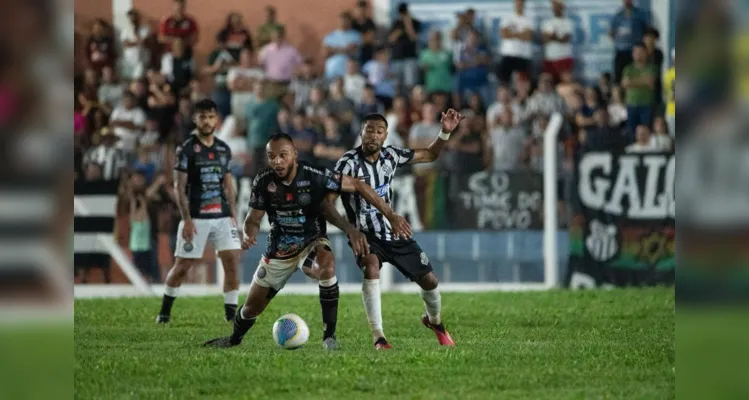 O jogo foi truncado, com muitas faltas marcadas e poucas chances para as duas equipes.