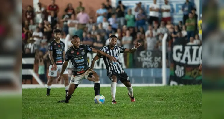 O jogo foi truncado, com muitas faltas marcadas e poucas chances para as duas equipes.