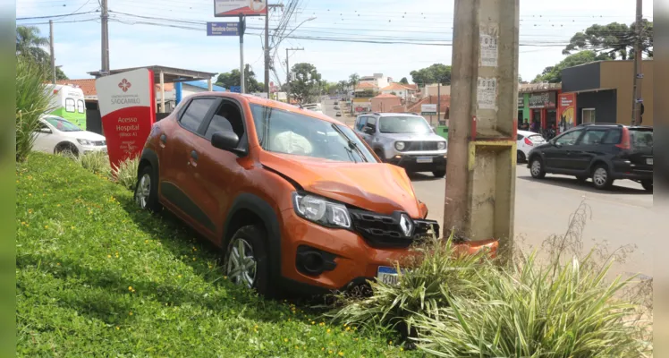 O acidente aconteceu em frente ao Hospital Vicentino, na esquina da rua Doralício Correia