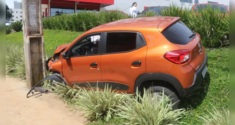 O acidente aconteceu em frente ao Hospital Vicentino, na esquina da rua Doralício Correia