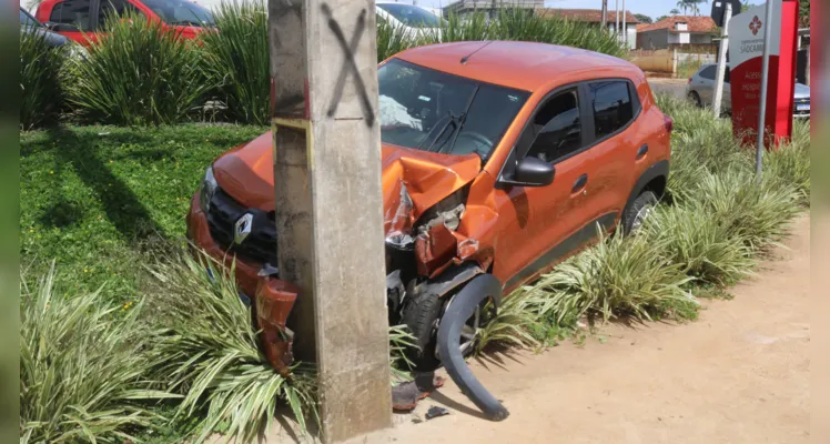 O acidente aconteceu em frente ao Hospital Vicentino, na esquina da rua Doralício Correia