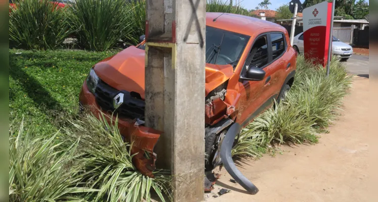 O acidente aconteceu em frente ao Hospital Vicentino, na esquina da rua Doralício Correia