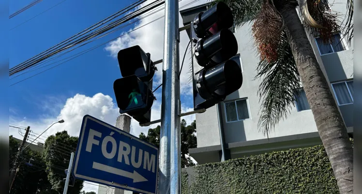 O novo sinal de trânsito é o quinto a entrar em funcionamento, dos seis semáforos que a prefeita Elizabeth Schmidt prometeu instalar em Ponta Grossa