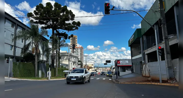 O novo sinal de trânsito é o quinto a entrar em funcionamento, dos seis semáforos que a prefeita Elizabeth Schmidt prometeu instalar em Ponta Grossa