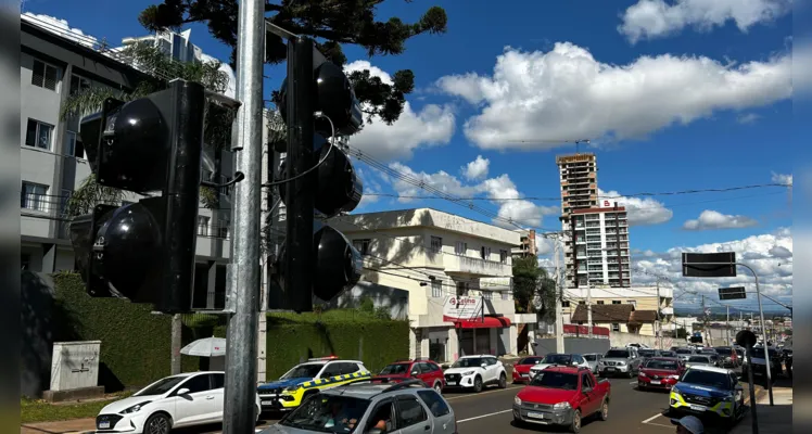 O novo sinal de trânsito é o quinto a entrar em funcionamento, dos seis semáforos que a prefeita Elizabeth Schmidt prometeu instalar em Ponta Grossa