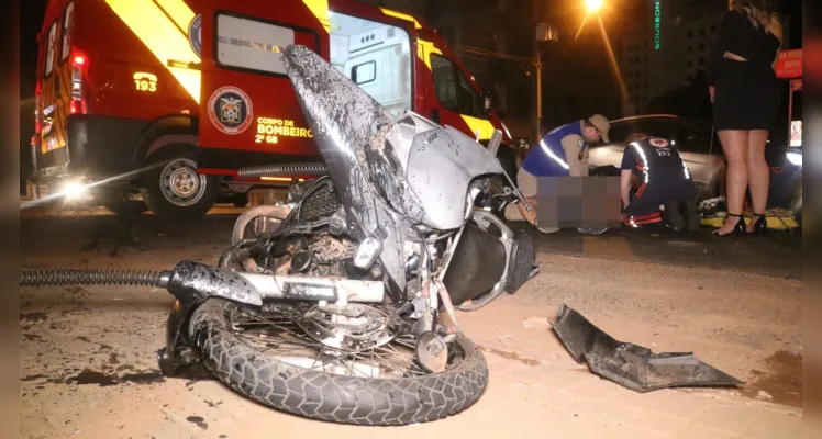 Até o momento a vítima não foi identificada; a motocicleta possui placas de São José dos Pinhais. 