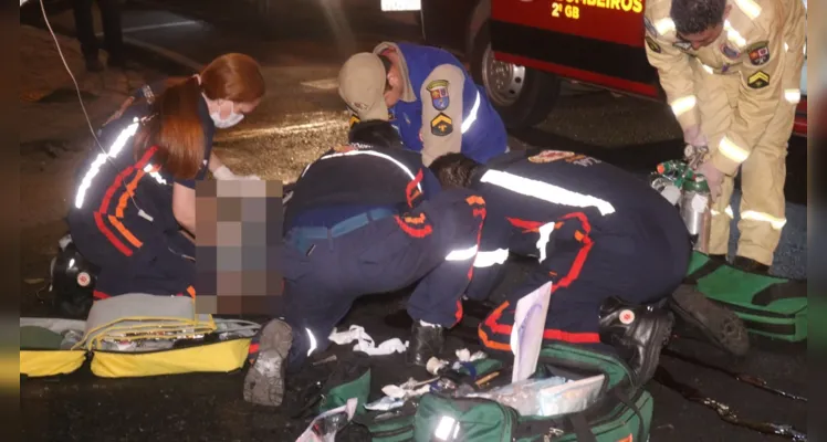 Até o momento a vítima não foi identificada; a motocicleta possui placas de São José dos Pinhais. 