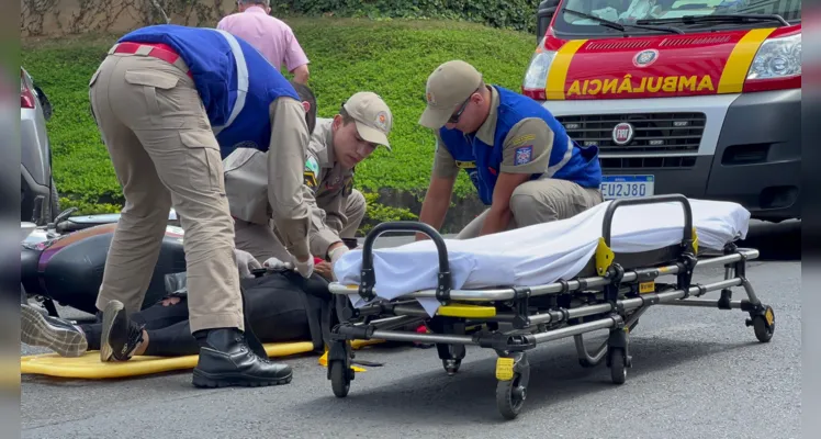 A mulher teve ferimentos leves e foi atendida pela equipe do Siate