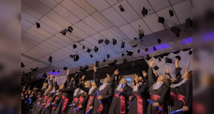 UEPG gradua 888 alunos em formaturas institucionais