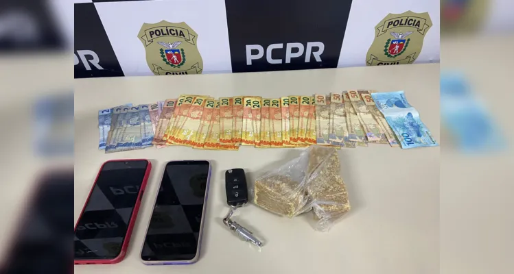 Foram encontrados, junto ao casal, 300 gramas de crack, dois celulares e dinheiro em espécie