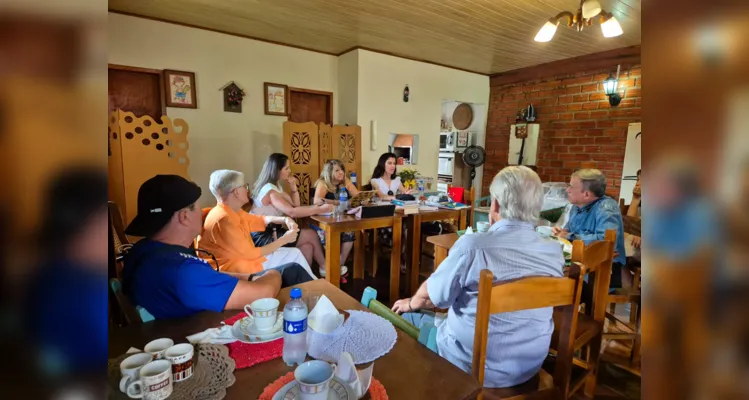 No último sábado (02), a Academia Ponta-grossense de Letras e Artes (APLA) reuniu seus membros em um encontro repleto de harmonia e alegria.