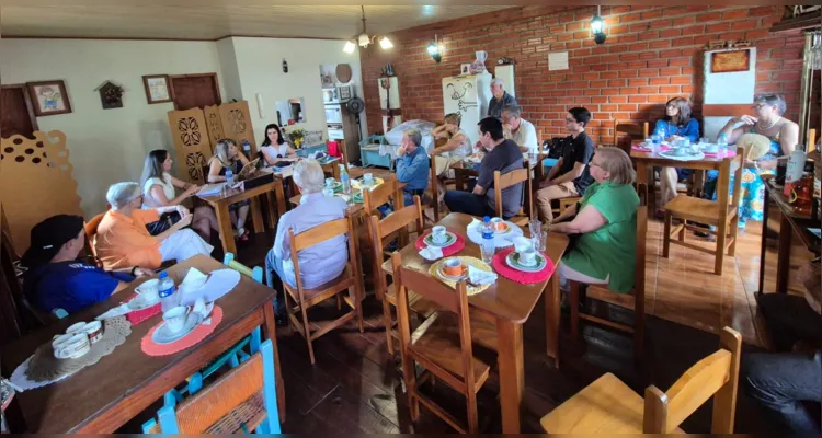 No último sábado (02), a Academia Ponta-grossense de Letras e Artes (APLA) reuniu seus membros em um encontro repleto de harmonia e alegria.