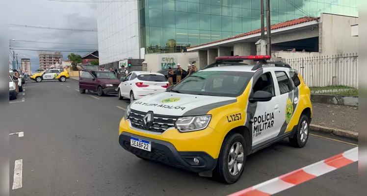 A Polícia Científica foi acionada para coletar digitais em busca da identificação dos suspeitos; a Polícia Civil também esteve no local. 