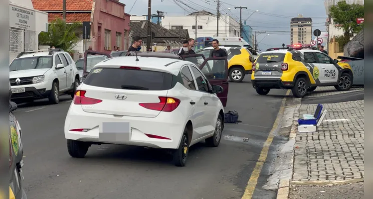 A Polícia Científica foi acionada para coletar digitais em busca da identificação dos suspeitos; a Polícia Civil também esteve no local. 