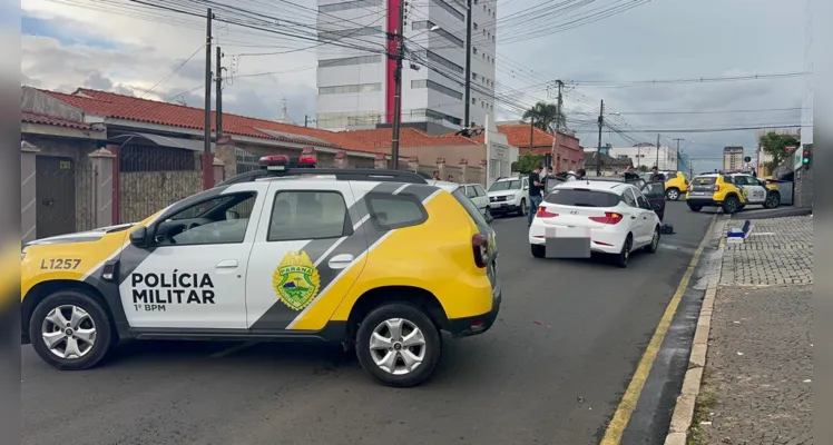 A Polícia Científica foi acionada para coletar digitais em busca da identificação dos suspeitos; a Polícia Civil também esteve no local. 