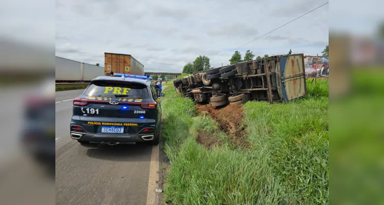 Veículo ficou tombado na margem direita da pista