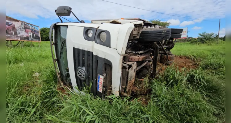 Veículo ficou tombado na margem direita da pista