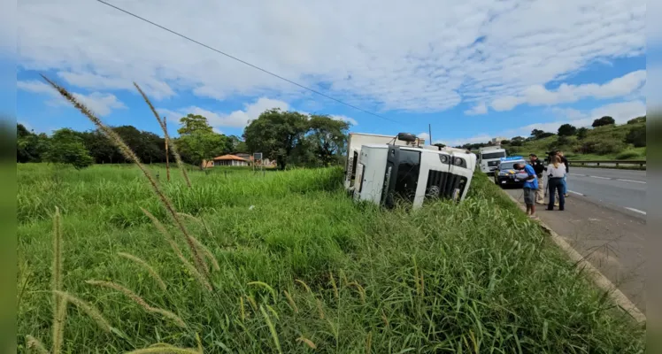Veículo ficou tombado na margem direita da pista