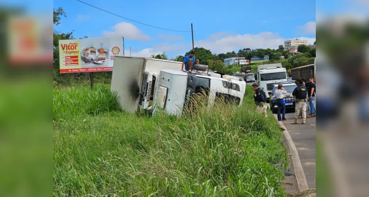 Veículo ficou tombado na margem direita da pista