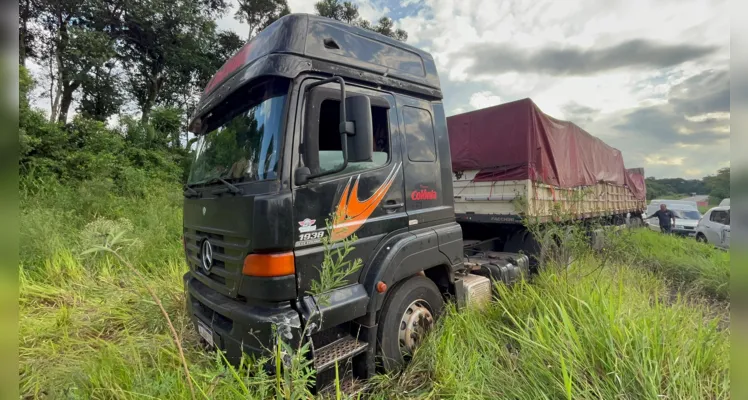 Após a colisão, os dois veículos saíram da pista 