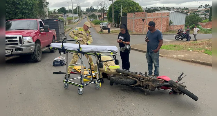 A vítima teve laceração e uma fratura exposta na perna direita.